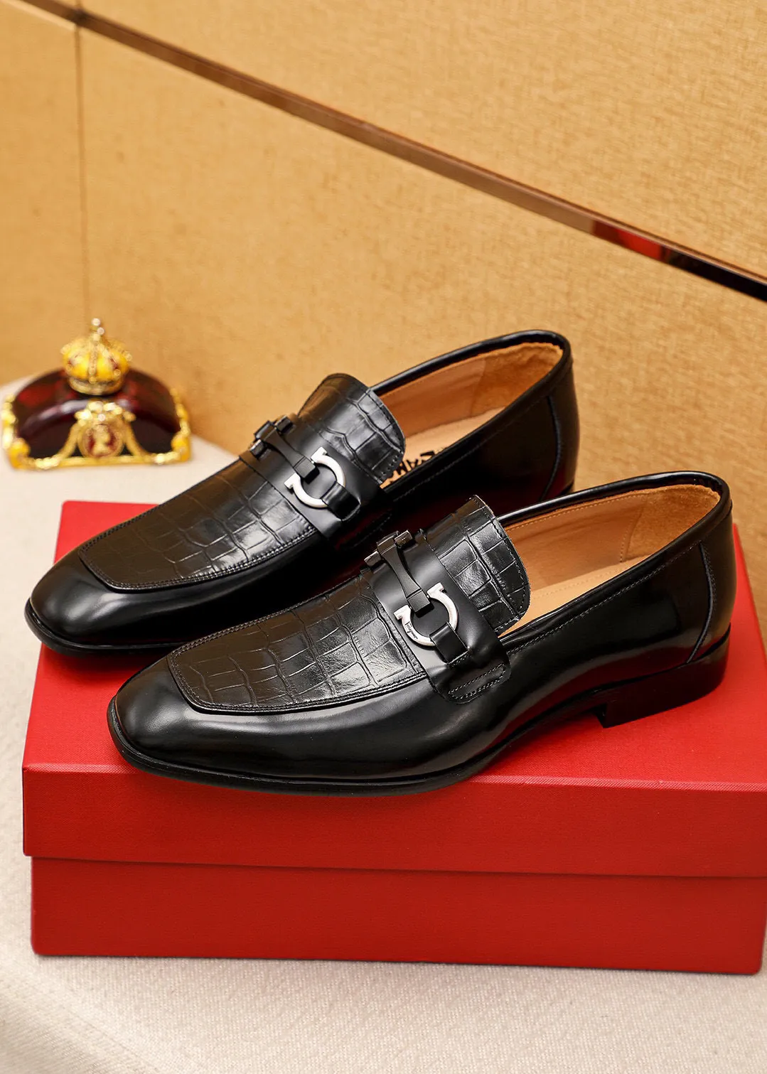 Men's shoes 💰442 💐 Product trademark: Ferragamo "Ferragamo" casual leather shoes Regular size: 38-44 (45.46🉑️customized) Product materials: Selected imported first-layer calfskin embossed upper + original hardware buckle, imported water-dyed cow leather lining. Strong three-dimensional visual effect, combined outsole Color: 1⃣️color optional